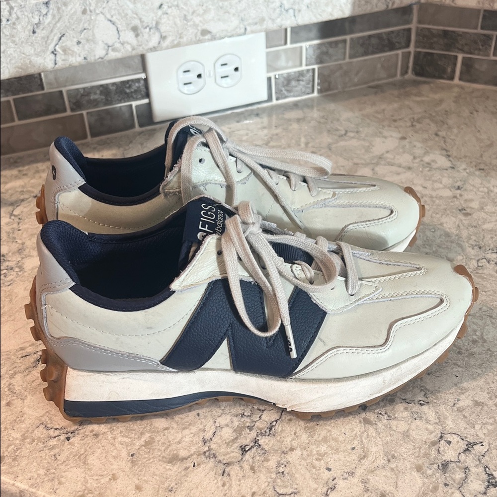Figs New Balance 327 sneakers. Size 9 (W) or 7.5 (M). GUC